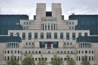 Blaise Metreweli a été nommée mi-juin pour devenir la première femme à diriger le Secret Intelligence Service. Ci-dessus son quartier général à Londres. KEYSTONE/AP/Lennart Preiss